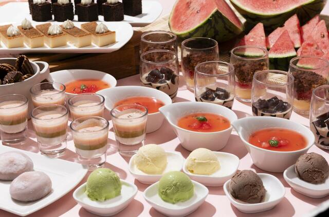 「スイカを使用したスイーツも!夏のデザート各種」<期間:2025年8月9日~8月17日>【暑い夏は肉料理でパワーチャージ!ホテルヴィスキオ大阪で「夏の肉ニクフェス」ランチブッフェ開催中!】