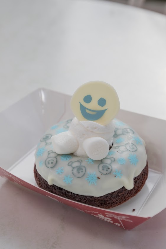 スノーギースがちょこんと乗ったベイクドチョコレートドーナツ。