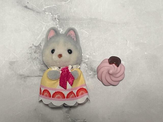 8.ハスキーの赤ちゃん。付属のピンクのホイップクリームの帽子がかわいい！
