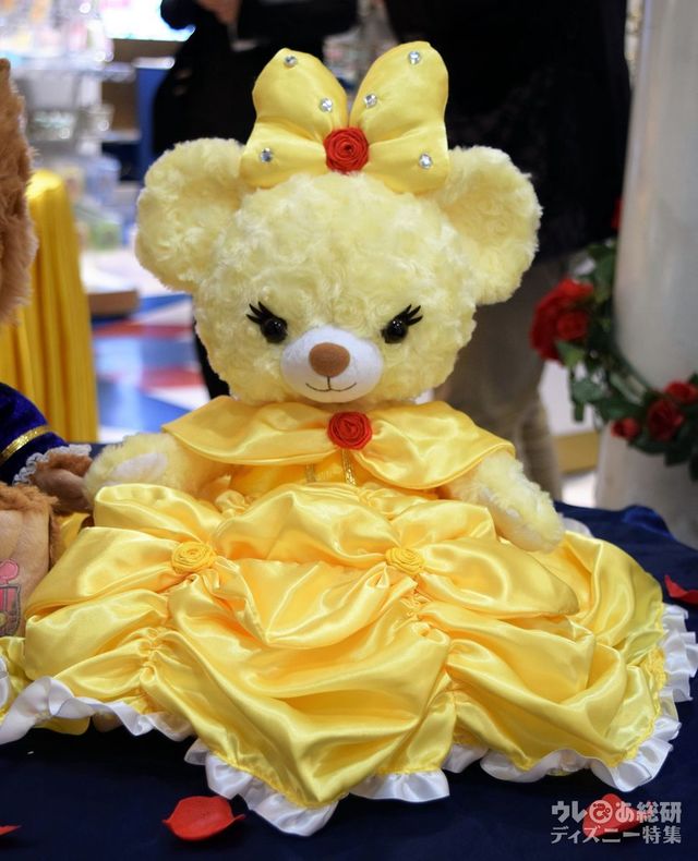 別売りのコスチュームは、光沢のあるふわふわスカートが魅力