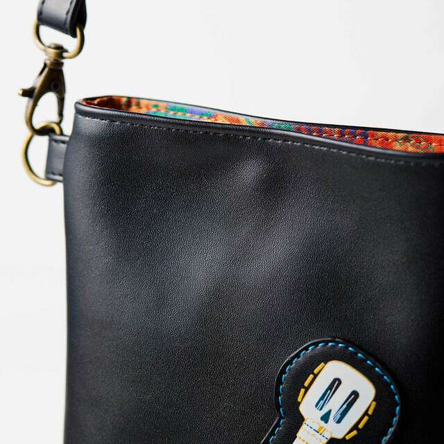 ギターアップリケ付きスマートフォンショルダーバッグ「リメンバー・ミー」｜￥ 5,490 （税込）