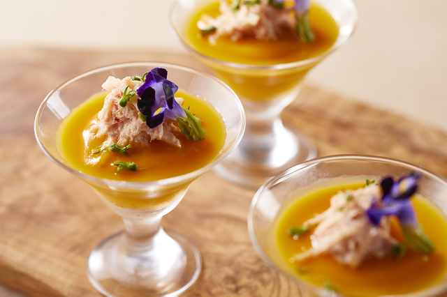 「バターナッツスクワッシュのブランマンジェ カニサラダ添え」<期間:2024年10月12日〜14日>【おばけのスイーツや秋の本格料理が楽しめる『ハロウィーンスイーツブッフェ』3日間の限定開催!】