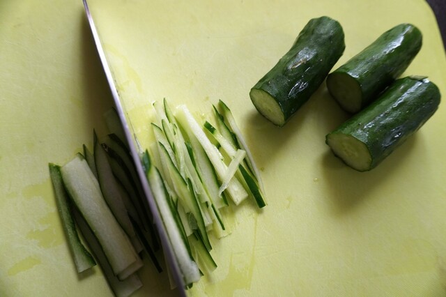 【カンロ飴レシピ:鶏もも肉のパリパリ北京ダック風】きゅうりを4等分にカットして千切りにする