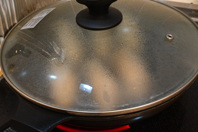 水を100mL加え、蓋をして蒸し焼きに