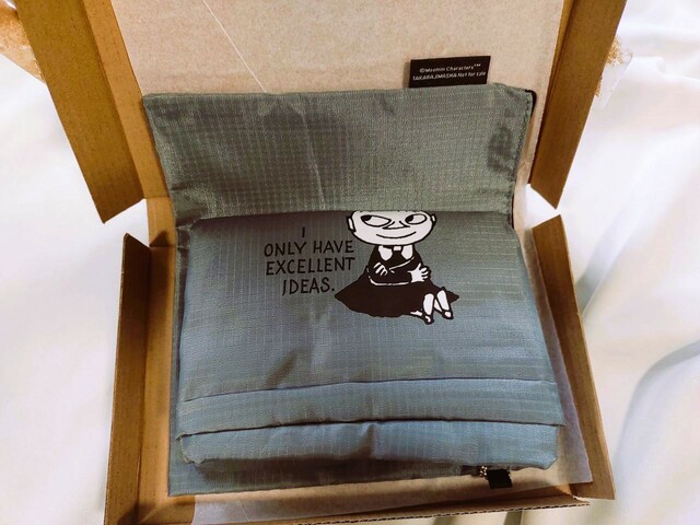 折りたたまれて梱包されている