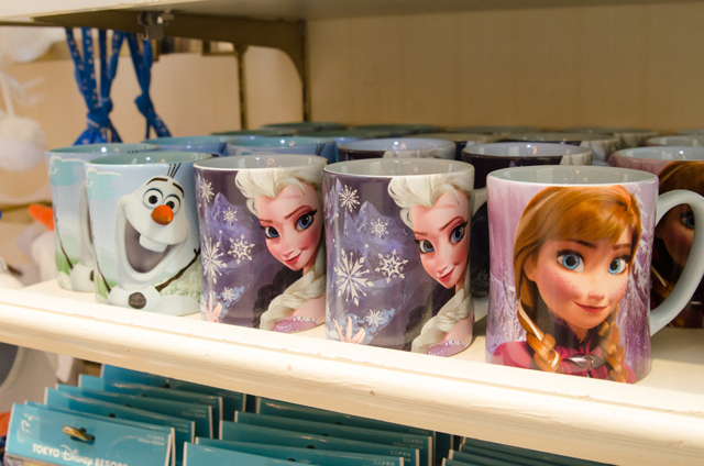 東京ディズニーランド（TDL）「アナとエルサのフローズンファンタジー」期間中に購入できる、映画『アナと雪の女王』関連グッズ ©Disney