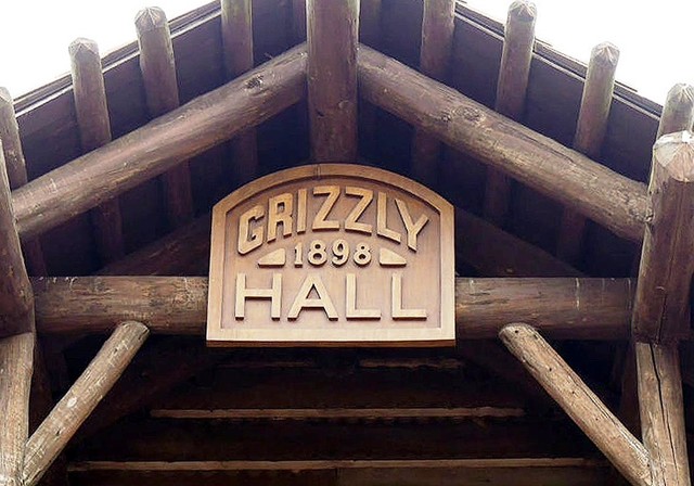 劇場の名称は「グリズリーホール」」