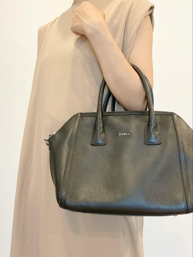 【AMERICAN HOLIC ショルダータックワンピース】きれいめのバッグや靴を合わせれば通勤コーデにも使えます