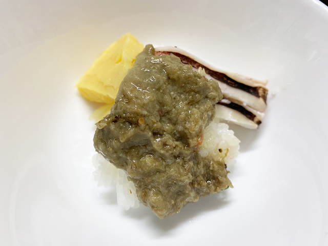 酢飯の上に魚介と蟹味噌！