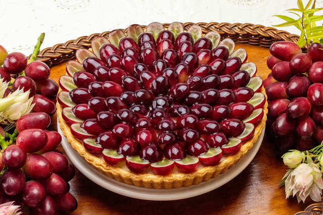 【キル フェ ボン】「島根県 T’s fam産 “神紅(しんく)”のタルト」1ピース ￥1,792、ホール（25cm）￥17,928／販売期間：8/16～9/15まで販売予定　※名古屋栄は9/1からの販売予定、販売店舗：全店