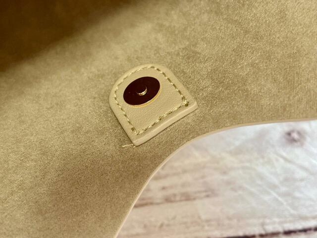 口にはマグネットスナップボタン付き