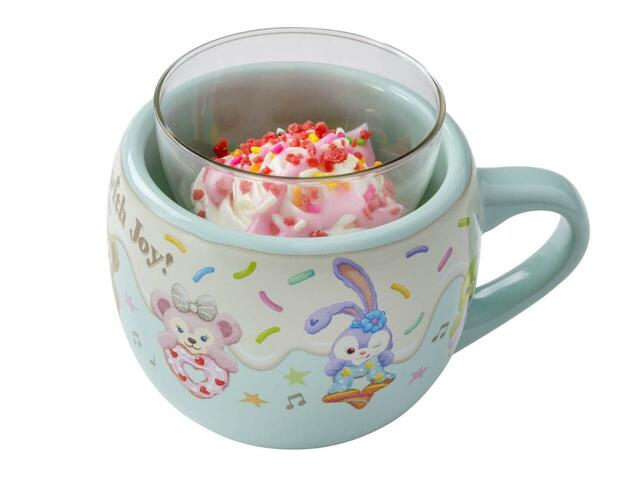 カスタードプリン、スーベニアカップ付き 1,300円｜東京ディズニーシー「ダッフィー＆フレンズのフィルド・ウィズ・ジョイ！」スペシャルメニュー｜販売店舗：東京ディズニーシー「ミゲルズ・エルドラド・キャンティーナ」｜販売期間：2025年7月3日（木）〜8月27日（水）