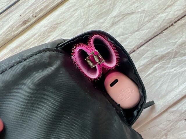 右のサイドポケットには前髪カーラーとモバイルバッテリーをイン！