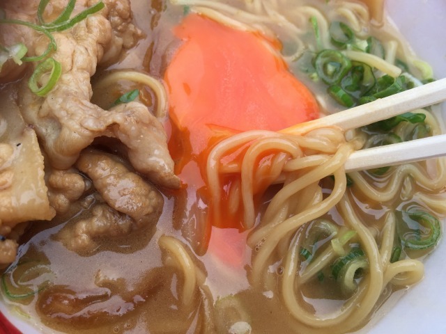 黄身と麺を絡めて食べれば味わいにグッ！と変化が起きる
