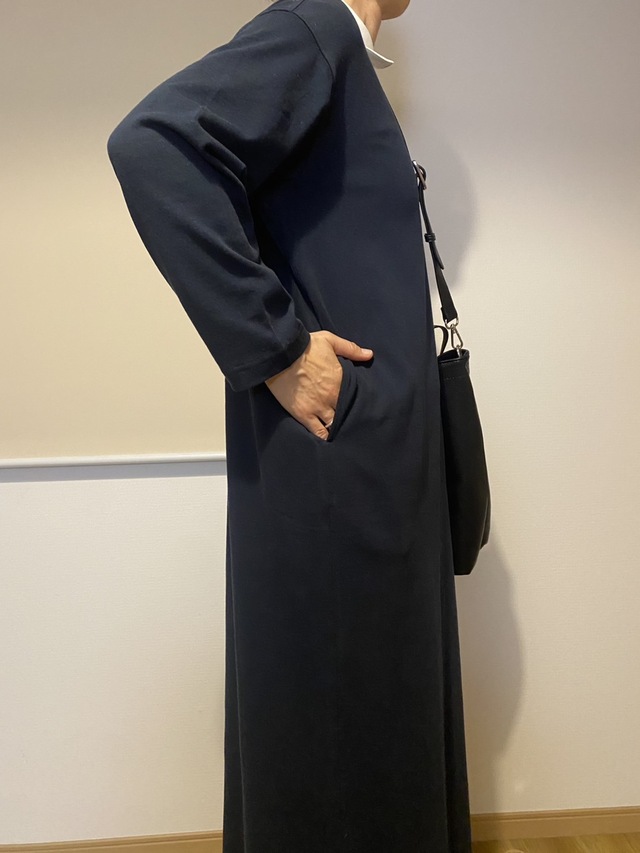 【無印良品 引き揃え天竺編み長袖ラガーワンピース】カラーはネイビーとライトブルーの2種類。ライトブルーは軽やかで明るく、ネイビーも合わせるアイテムを選びません◎