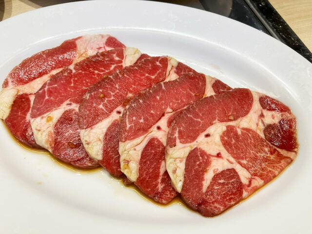 こちらが「牛タンカルビ（醤油タレ）」。