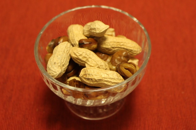 ピーナッツや豆類を一緒に盛り付ければ、豪華なつまみに変身。