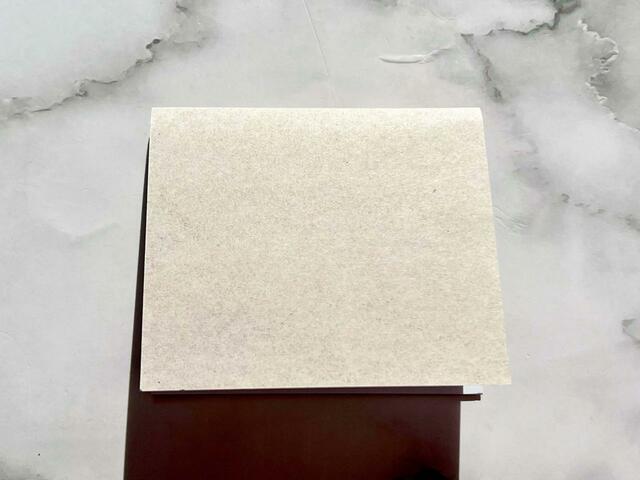 クッキーチャームコットはこの厚紙の中に入っています！