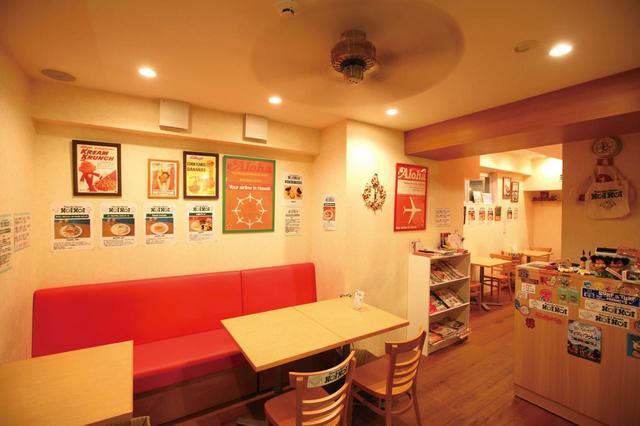 PancakeHouseHoiHoi 栄本店（パンケーキハウスホイホイ さかえほんてん）【名古屋／矢場町】ハワイに関する書籍なども置かれるなど、南国感にあふれている