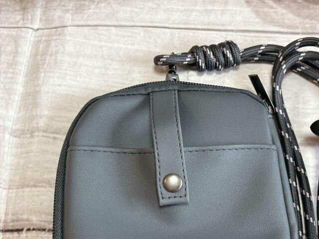 正面にストラップ付きのポケットがついています