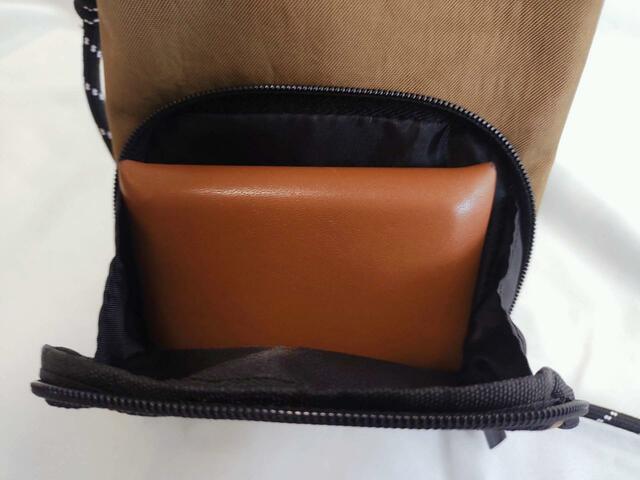 カードケースが入るくらいの大きさ