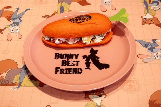 ＜ニンジンペン＞フルーツサンド 2,390円｜ディズニー『ズートピア』「Zootopia」BUNNY BEST FRIEND OH MY CAFE