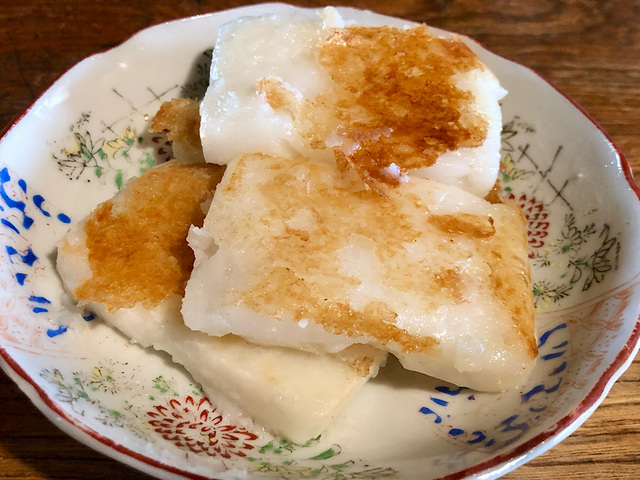 【業務スーパー　台湾大根もち】外はパリッと、中はもちっと食感でほんのり甘い味わい