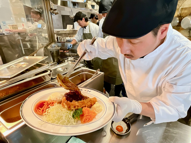 【パーラー矢澤】黒毛和牛のミートソースをかけた後、目玉焼きをのせれば、「大人のお子様ランチ」ができあがり