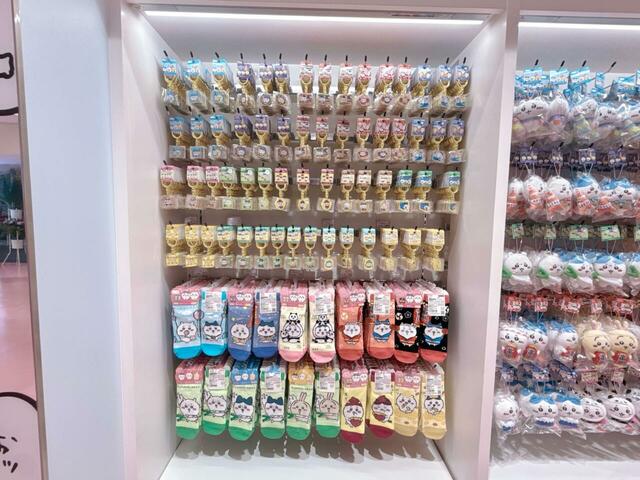 圧巻！ずらりと並んだご当地キーホルダーとソックス♪