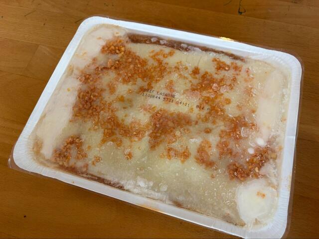 【コストコ ジャラバリ ビーフラザニア】冷凍の状態でもチーズとミートソースの層がうっすら見えるほどボリューム満点!表面にはベシャメルソースがたっぷり!