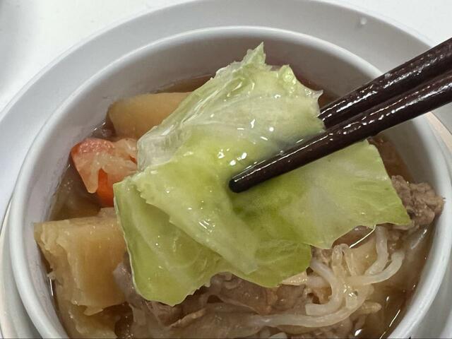 【サンコー 炊き立て丼トップバリュ 肉じゃが】キャベツに煮汁がしみておいしい