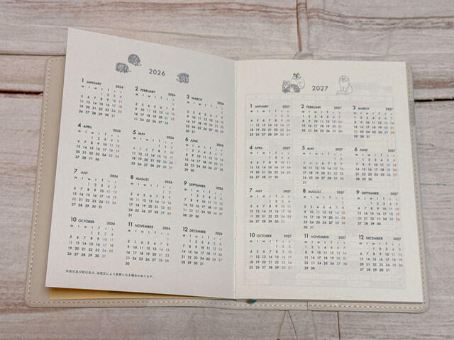 表紙を開くと2026年、2027年のカレンダーページが登場！