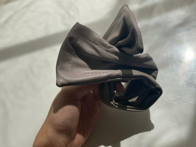 【3COINS フェイクレザーデフトバン】丸まって販売されている