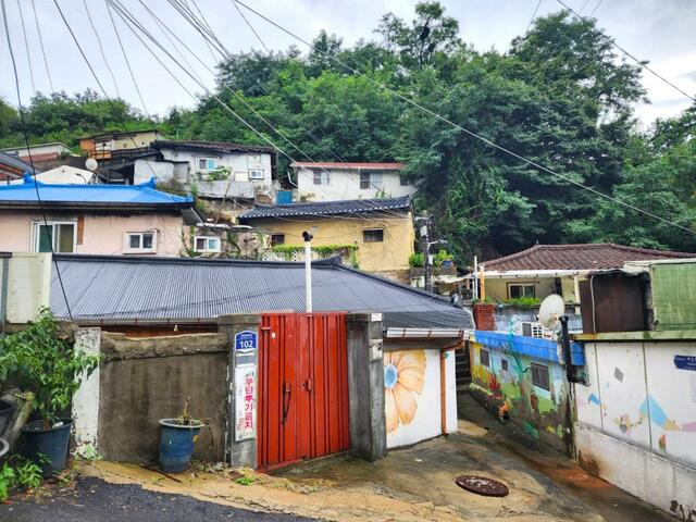 5、6年前と比べると、壁画が増えていたケミマウル。BTSのアルバム「LOVE YOURSELF」のジョングクのポスターはこの辺りで撮影された