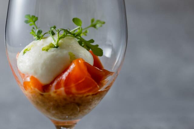 「ふんわりとした安芸津ポテトのヴィシソワーズと広島レモンサーモンの生ハム仕立て　レモン・分葱 広島の恵み（イメージ）」＜1名様4,428円～＞【スイーツビュッフェ付 スカイランチ】