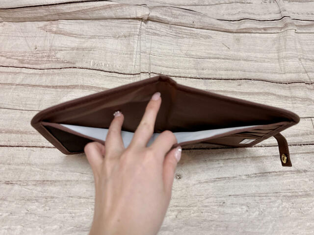 ポケット1：ワイドな背面ポケット【付録：ロベルタ ディ カメリーノの整理ケース】