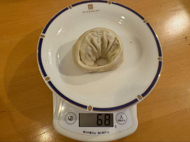 【ロピア 韓国王マンドゥ 肉の王様】 1粒あたり68gの堂々サイズ！パッケージ記載の「1粒65g」をクリアする大ぶりで、2〜3個でお腹いっぱいになる食べごたえがあります