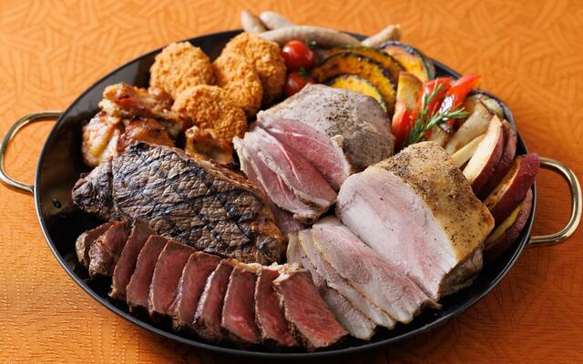 「武藏窯グリル肉料理」<期間:2025年9月1日〜10月31日>【圧倒的な眺望とライブ感あふれるグリル料理が楽しめる!「スカイグリルブッフェ 武藏」の秋の味覚ブッフェ開催中!】