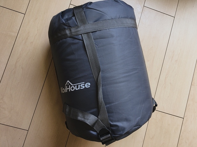 【KoiHouse 封筒型シュラフ】袋にヒモが多く、バックパックにカラビナで取りつけることが可能