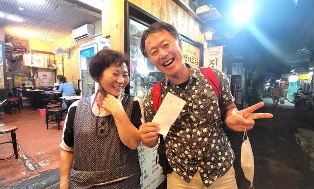 【気になる韓国、ソウルの今・忠武路】記念写真に収まる「ジンミネ」の女将（左）。6月にビザを取り7月に3年半ぶり訪韓を果たした日本人旅行者と