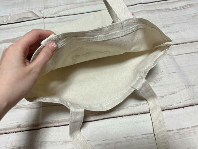 内側はポケットなどがないシンプルな作り