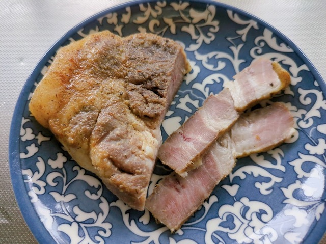 【ダイソーグッズで自家製ベーコン作り】オーストラリア産海塩＋カルダモンの豚肩ロースベーコンはカルダモンの香りでさっぱり。パンやクラッカー、ワインとの相性も良さそう