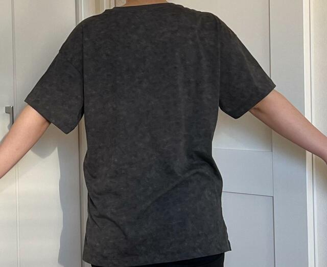 【クロミ&マイメロディ UT グラフィックTシャツ DARK GRAY】むらのある染め方がおしゃれ