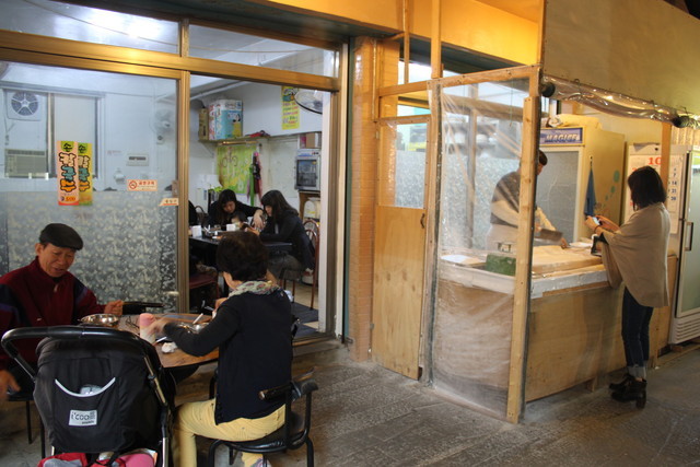 安さを追求しているだけに飾り気のない『イナンシジャン・カルククスチッ（通称）』の外観。じつは正式な店名もない