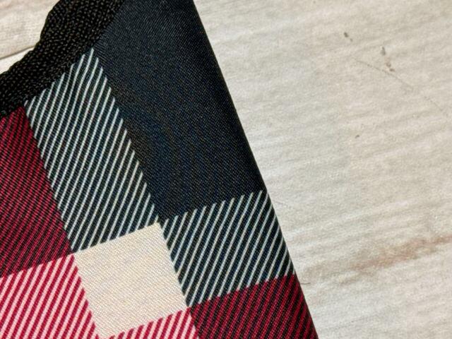 素材はポリエステル。サラッとした手ざわりの生地です