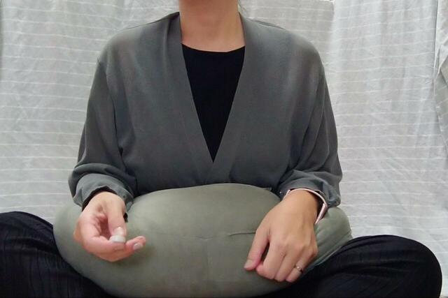 【無印良品 背当てにもなるやわらかマルチミニクッション】あぐらで座った際にも抱えやすくリラックスできます♪