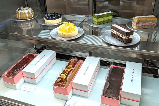 【イイトルミネ】ショーケースにも自慢のケーキが並ぶ／BONBONS DE K