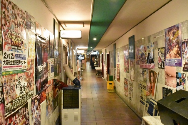 壁面のポスターもクセが強い