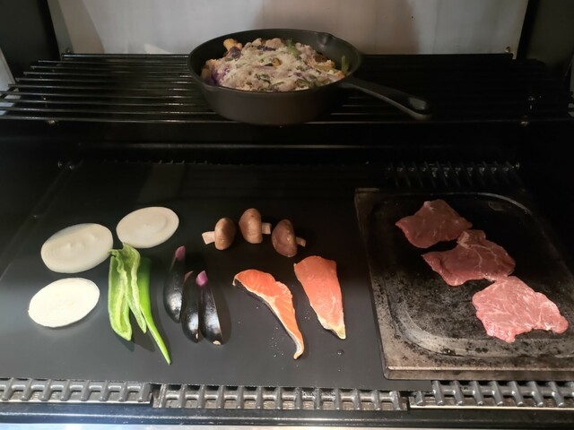 【VISION GLAMPING Resort & Spa 山中湖】夕食をグリルで焼いていく