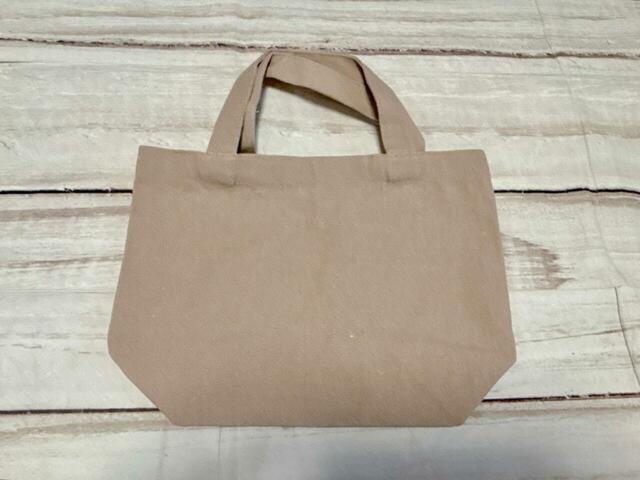 バックは装飾がないシンプルなデザイン